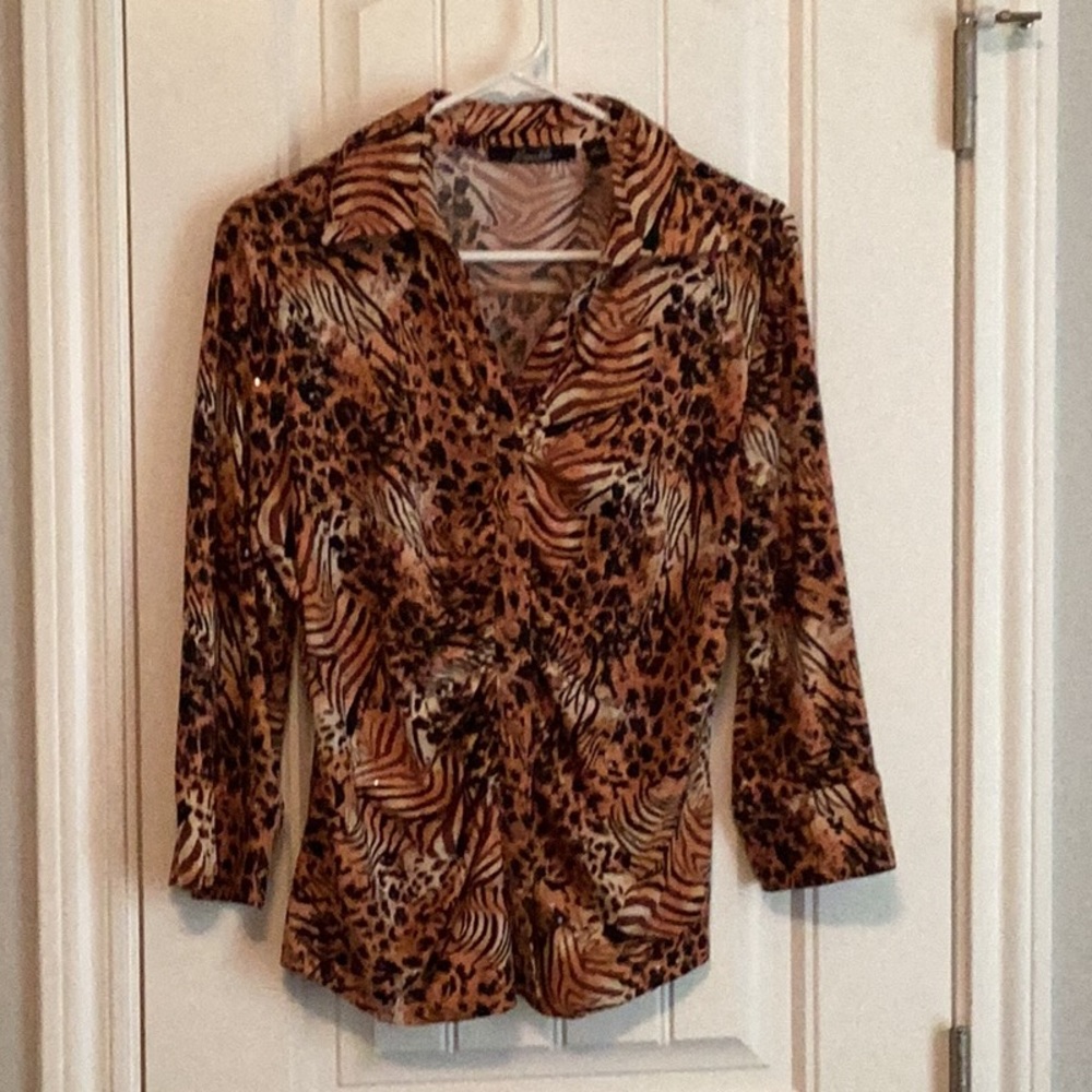 Essentials by Milano Front Snap Leopard Top-Large
